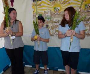 Teaching-students-how-to-shake-the-lulav